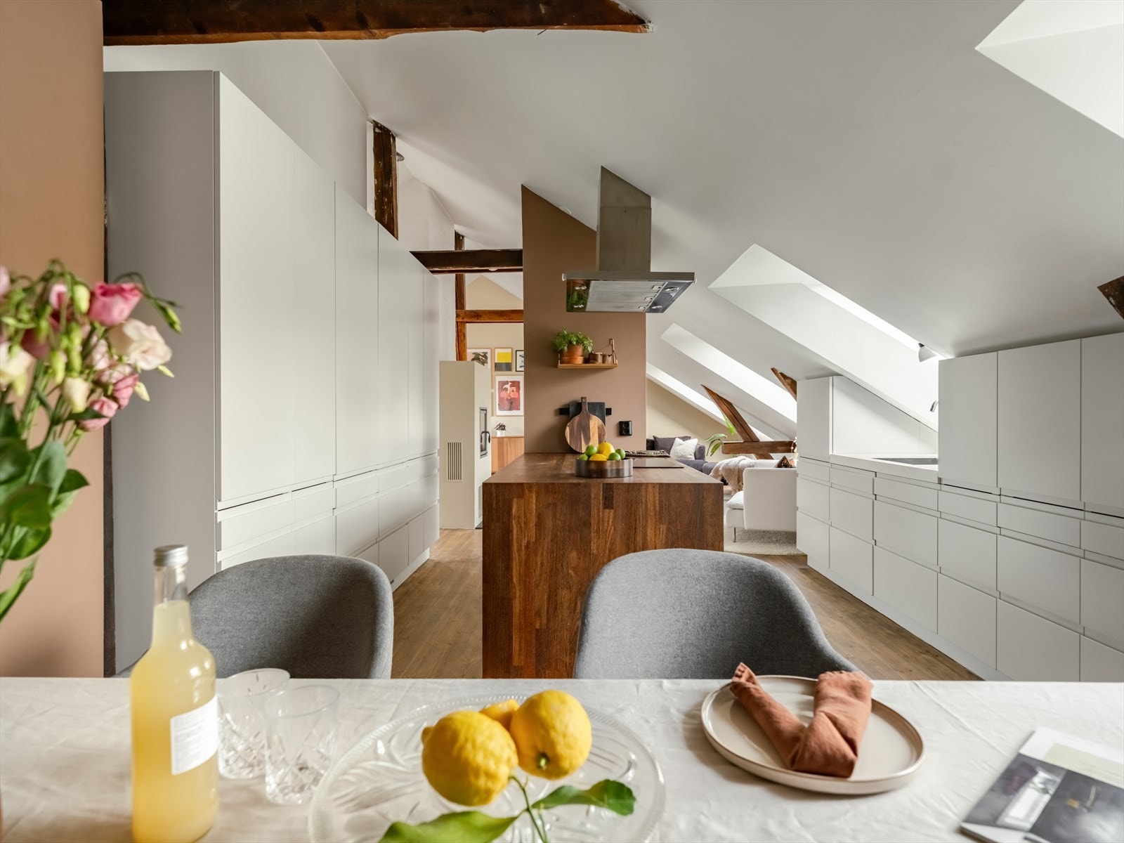 Den smarte kjøkkenøyen gir ekstra skap- og benkeplass, og er også et perfekt sted for dine gjester å mingle rundt. Galleribilde