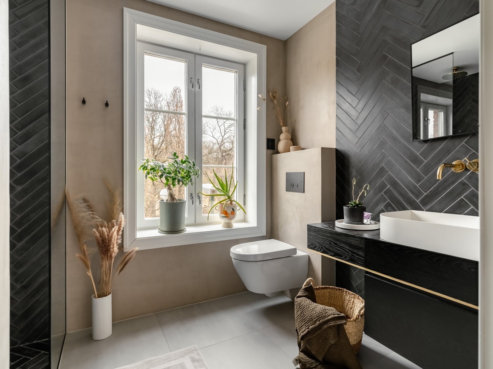 En DRØM av et baderom! Rommet ble ombygget og oppusset i 2019. Det er tegnet og designet av en interiørarkitekt fra Ett Rom Til AS, og har svært gjennomtenkte materialvalg av høy standard og vakre detaljer. Galleribilde