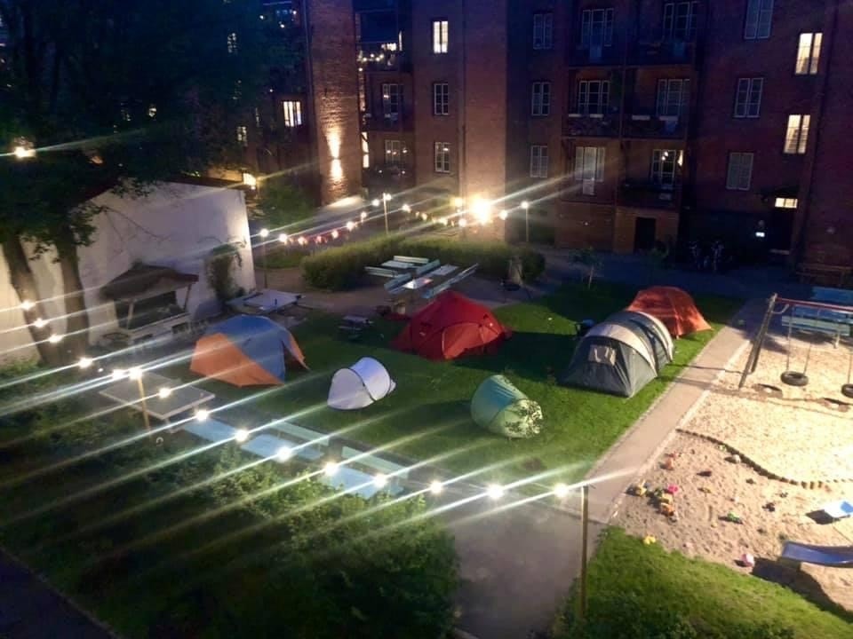 Teltovernatting for barna i bakgården - hver sommer Galleribilde