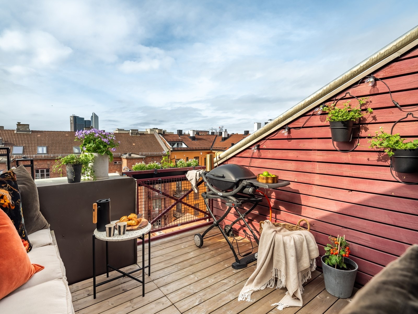 Sommer = Balkong, balkong, balkong! Her spiser vi lunsj, brunsj, middag, og drikker vin på kvelden. Galleribilde