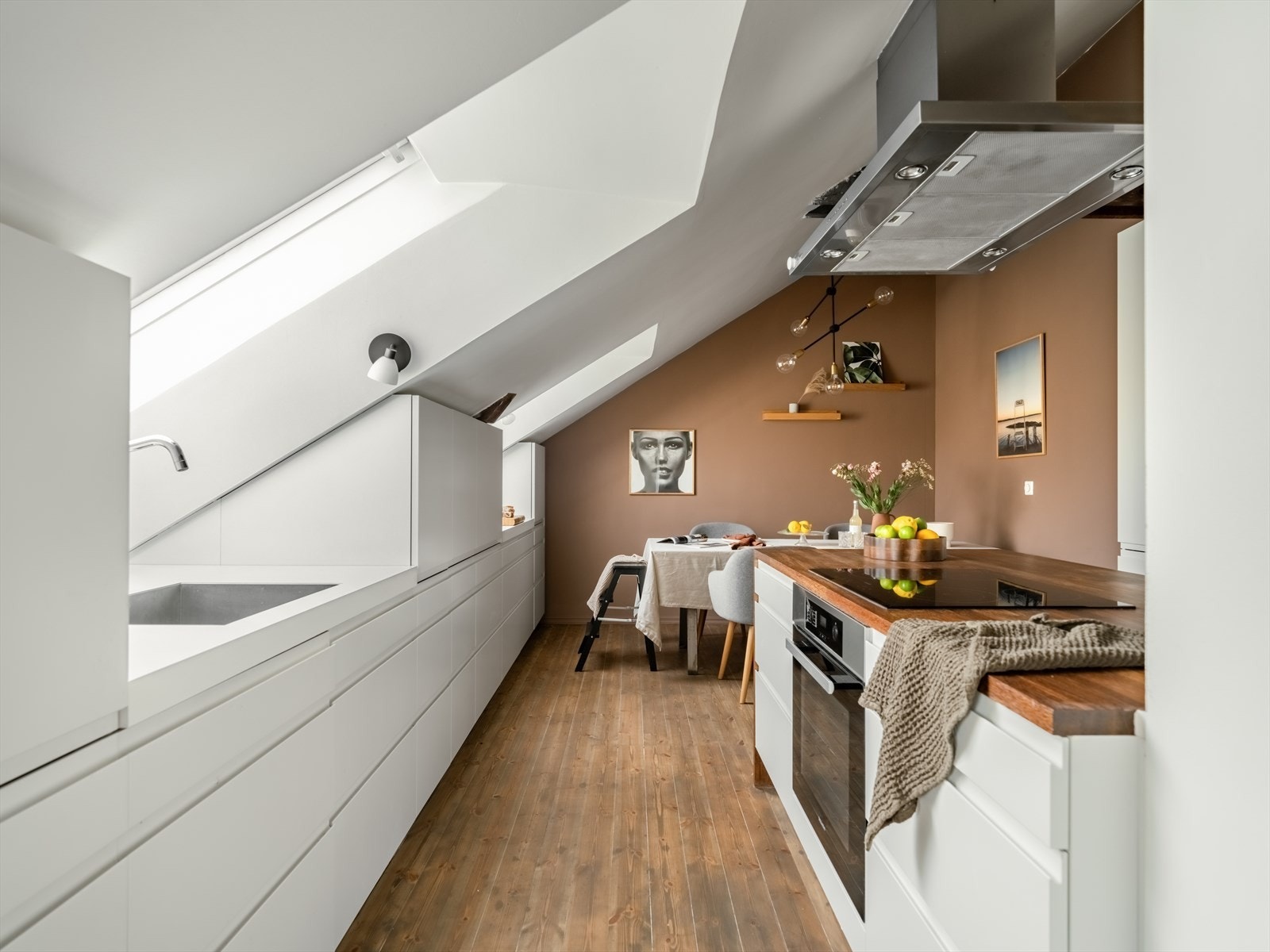 På det store og flotte kjøkkenet er det god plass for at hele familien kan kokkelere. Arealet er utnyttet til det fulle med rikelig skapinnredning godt tilpasset sideveggen under skråtaket. Galleribilde