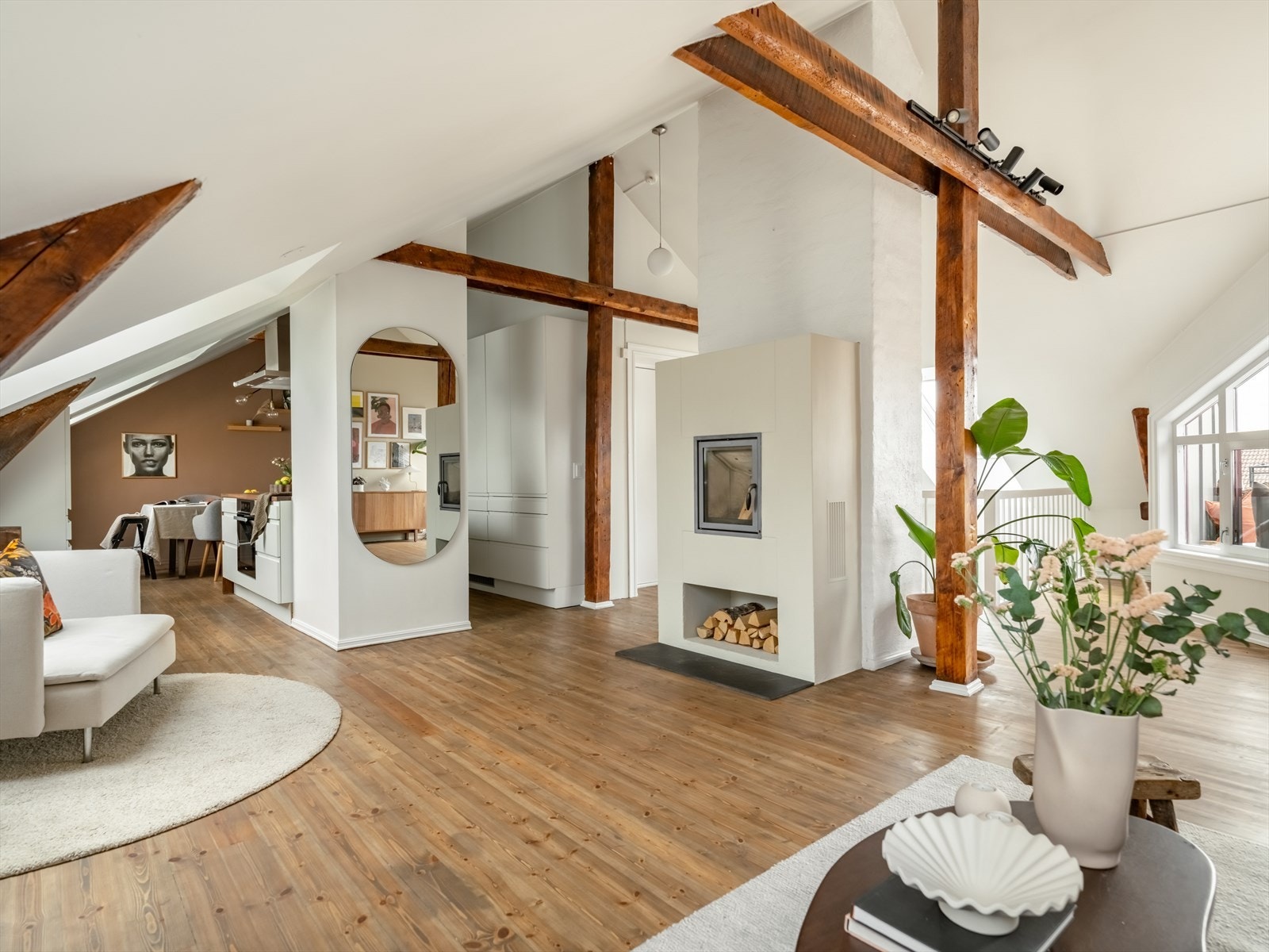 Her møter forrige århundrets romslighet, takhøyde og sjarmerende detaljer et stilrent og moderne design med stor suksess. Galleribilde