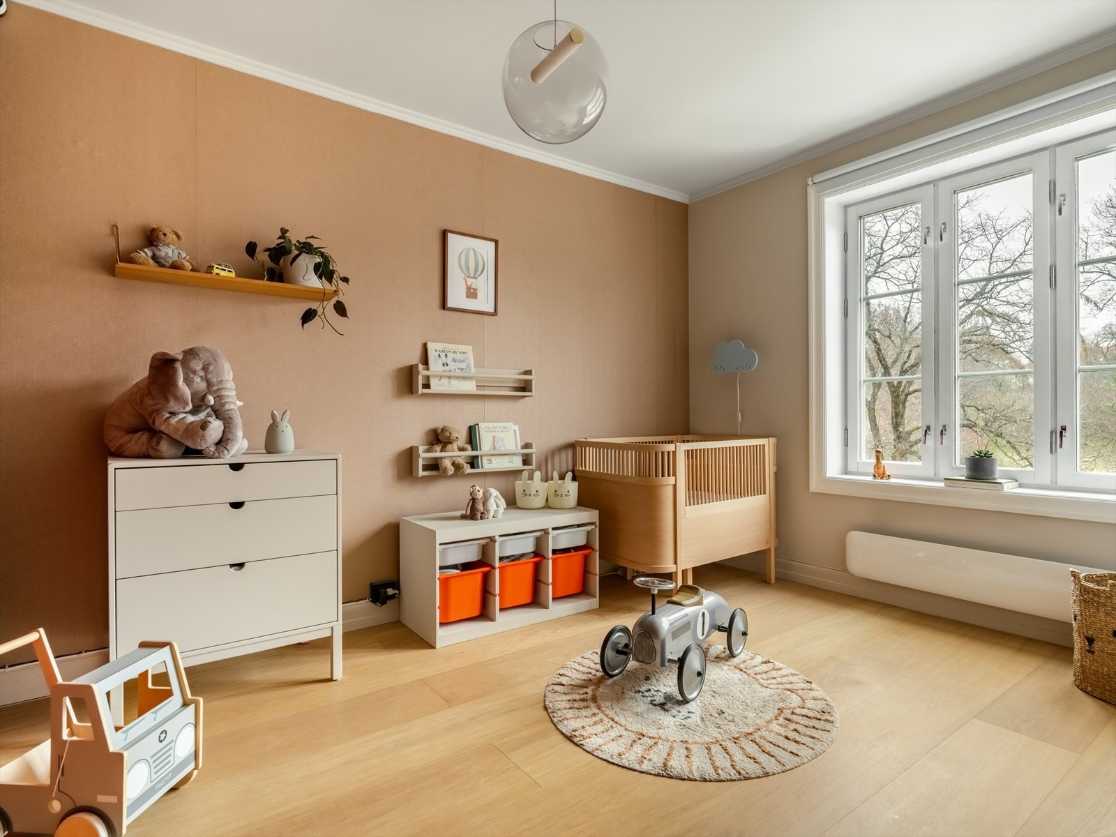 Soverom 2 vender mot idylliske Botanisk hage. Her er det god plass til å innrede med en dobbeltseng om man ønsker det. Det er lagt ekstra brede gulv i herdet tre fra bjelin. Galleribilde