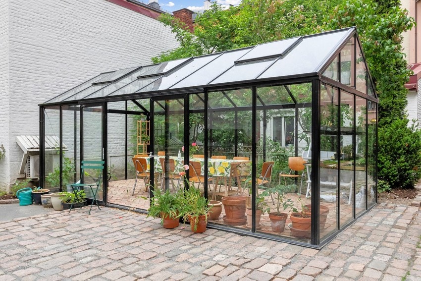 Det er nylig satt opp en hagestue på cirka 20 kvadrat, stor nok til å ha et fint lite selskap under tak. I tillegg er det bygget utekjøkken med vask, integrert grill og masse benkeplass slik at det blir lettere å lage mat utendørs. Galleribilde