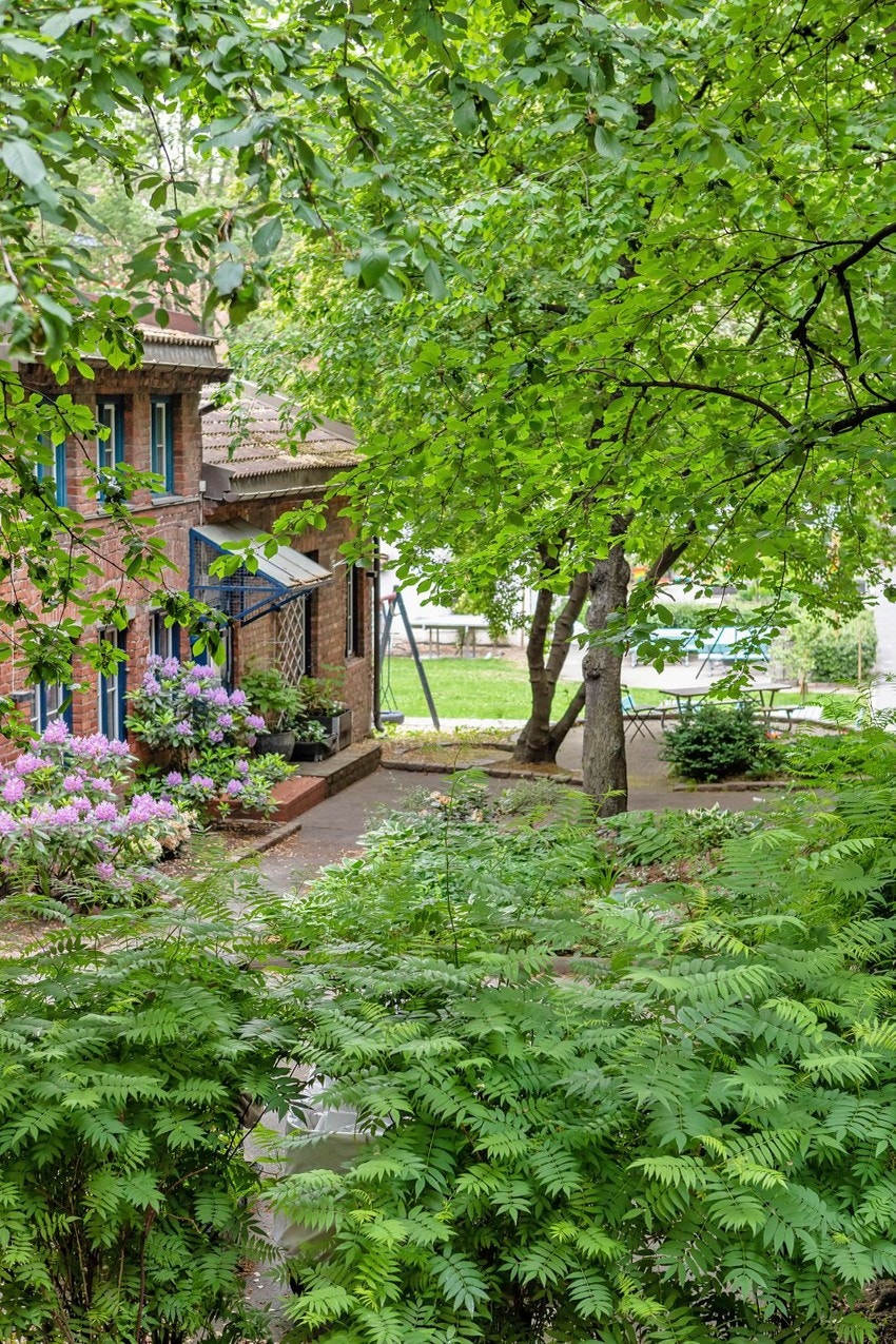 Borettslaget har en av Tøyens aller fineste bakgårder. En grønn oase for både store og små. Galleribilde