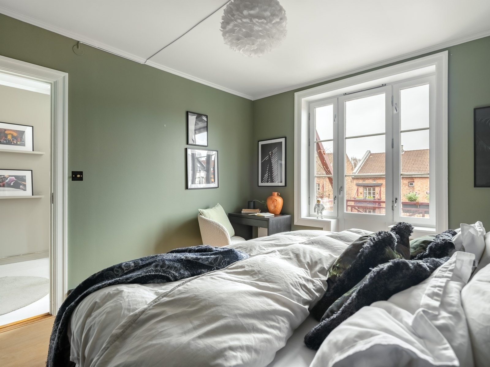 Begge soverom har en svært god størrelse og er malt i harmoniske fargetoner. I hovedsoverom er det også plass til et hjemmekontor. Galleribilde