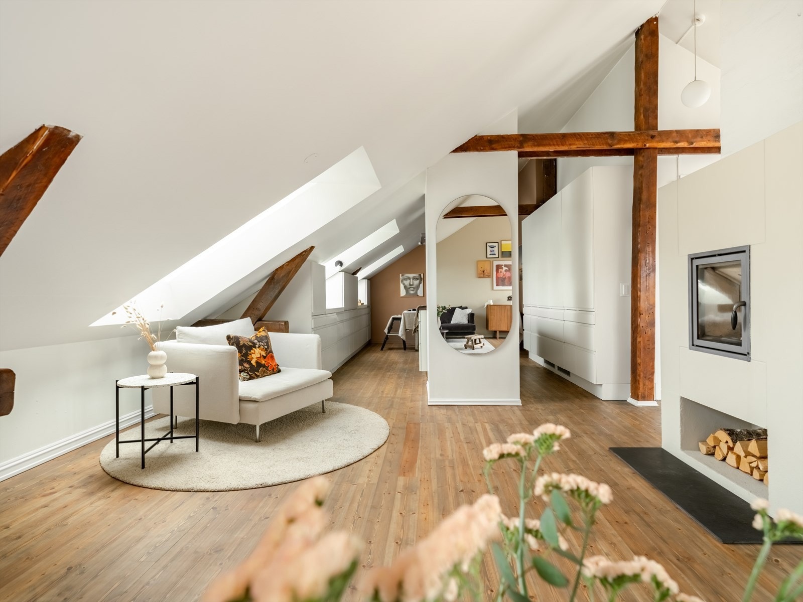 Den lekre peisovnen som troner i midten av rommet sørger for rikelig med kos og varme på vinterstid. Galleribilde