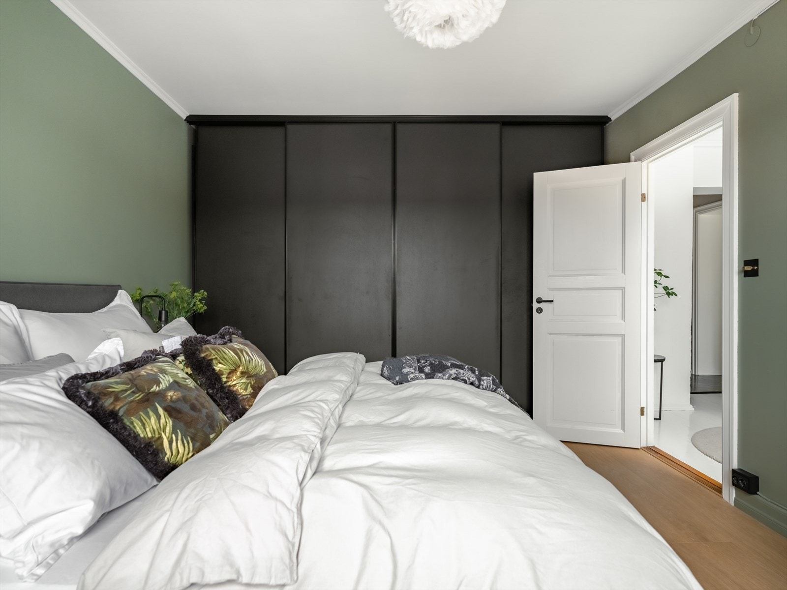 En stor skyvedørsgarderobe fyller den ene veggen og gir rikelig med oppbevaringsplass. Galleribilde