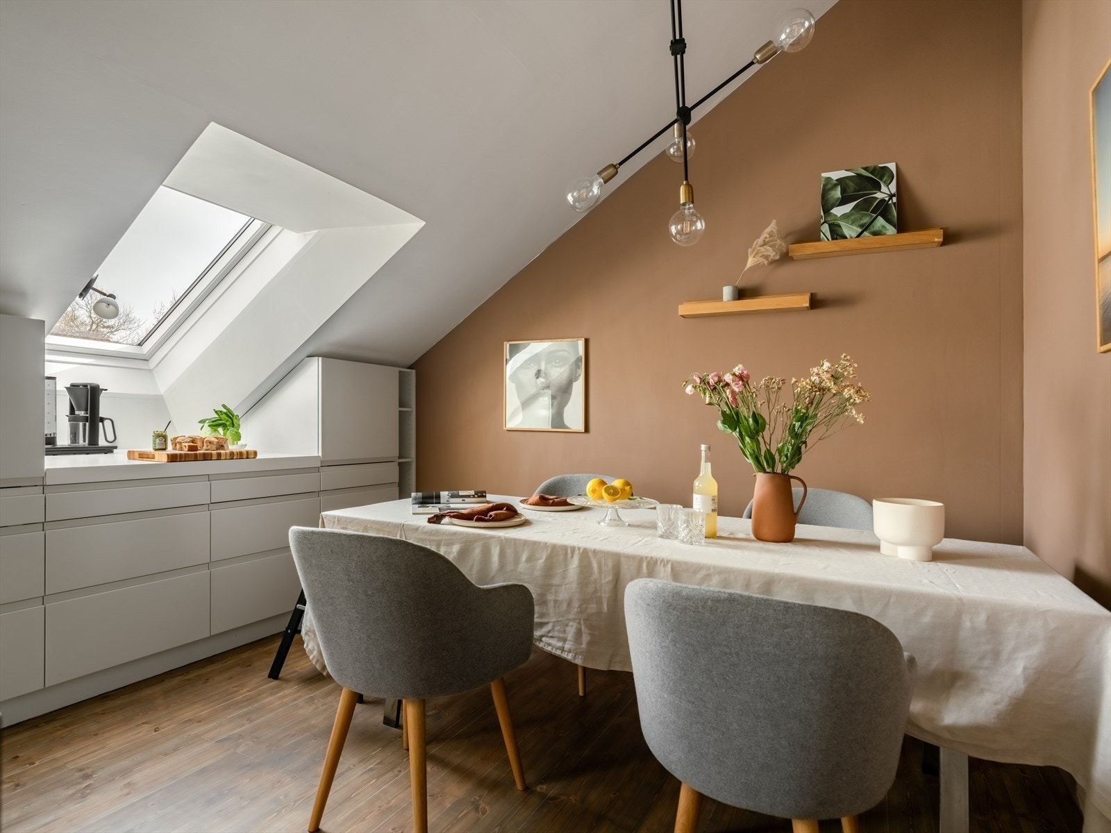 En spiseplass som rommer både familie og venner. Galleribilde