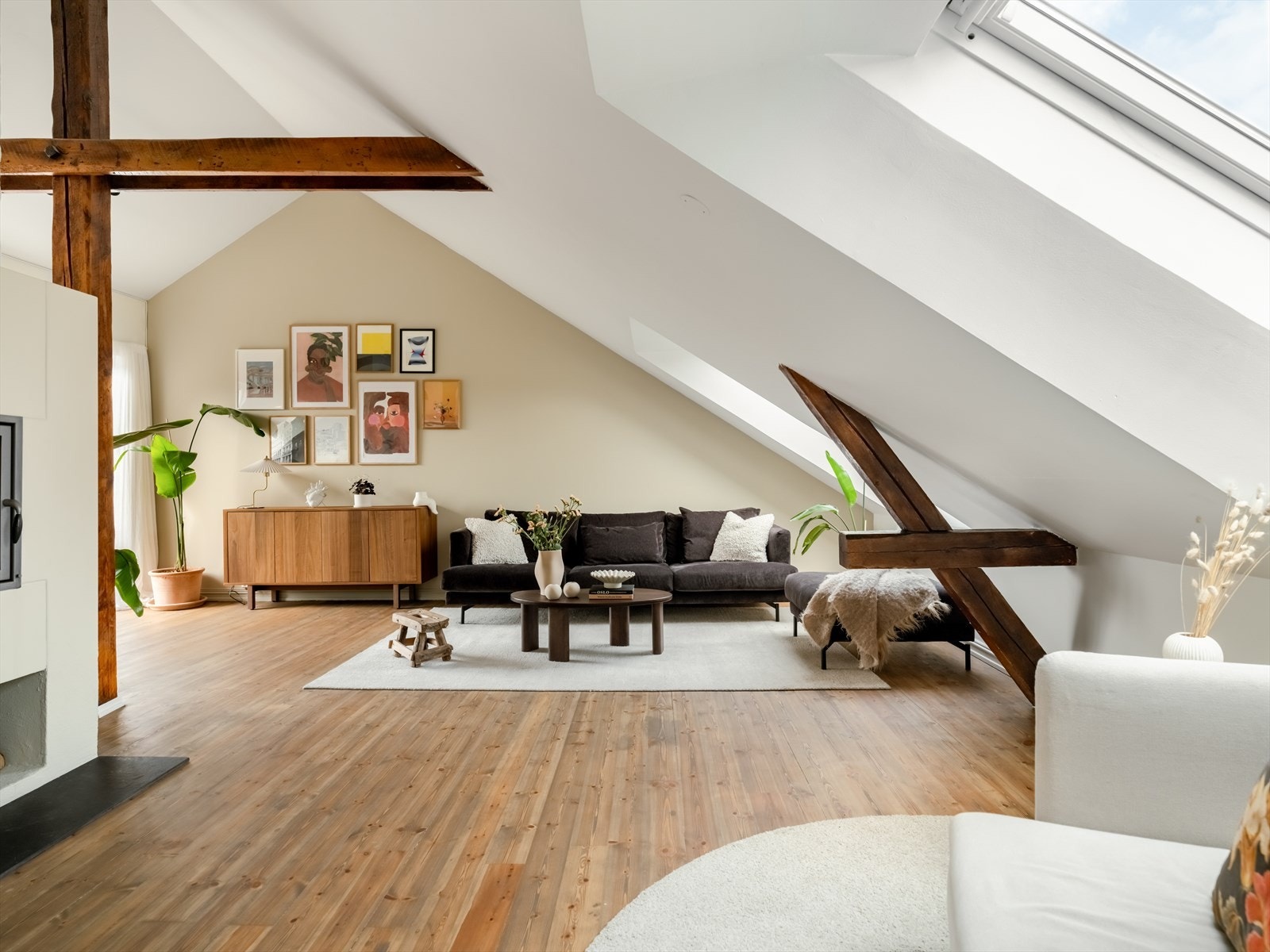 Har du ikke sett lyset før ser du det definitivt når du beveger deg inn i denne stuen. Flere store takvinduer på begge sider gjør at rommet bader i lys uansett årstid. Galleribilde