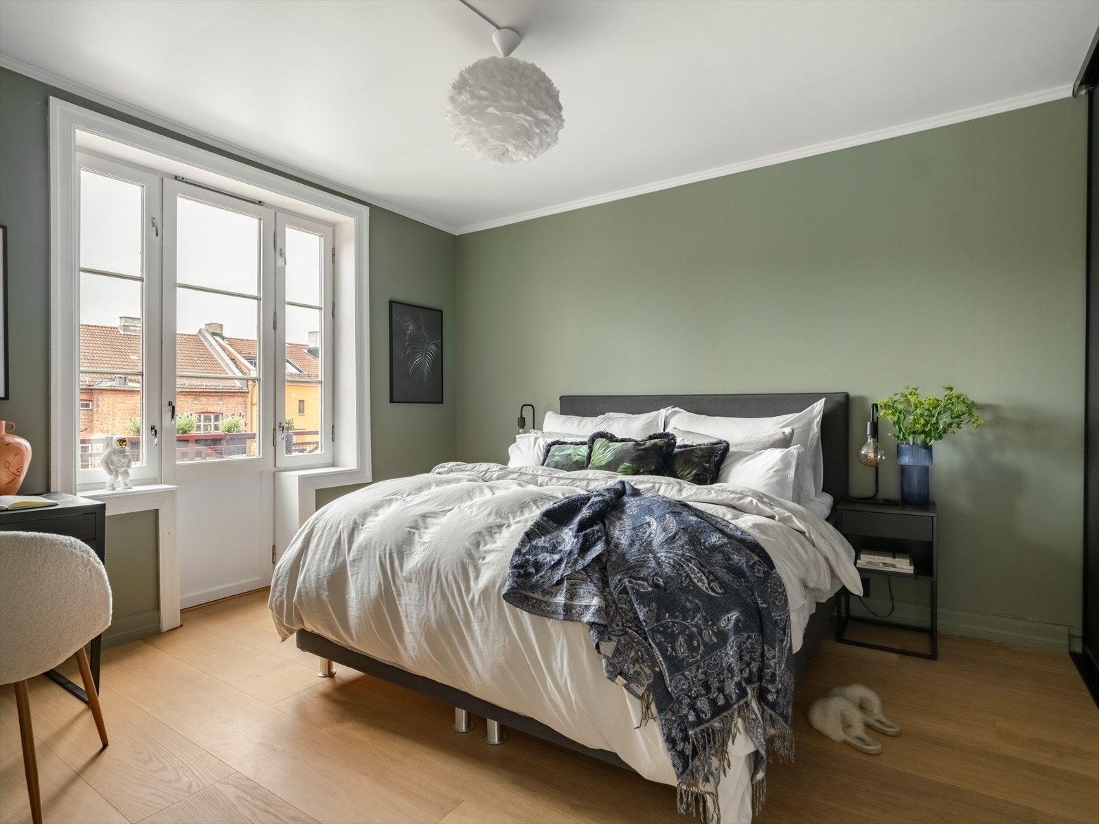 Rommet vender mot den grønne oasen av en bakgård. Galleribilde