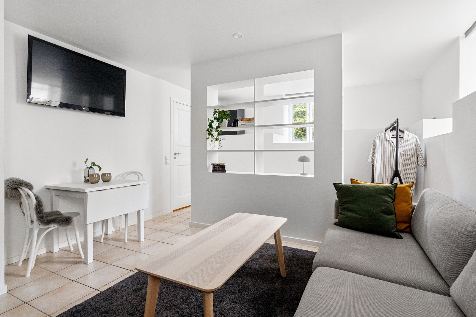 Stuen har flere møbleringssoner og er enkel å innrede. Galleribilde