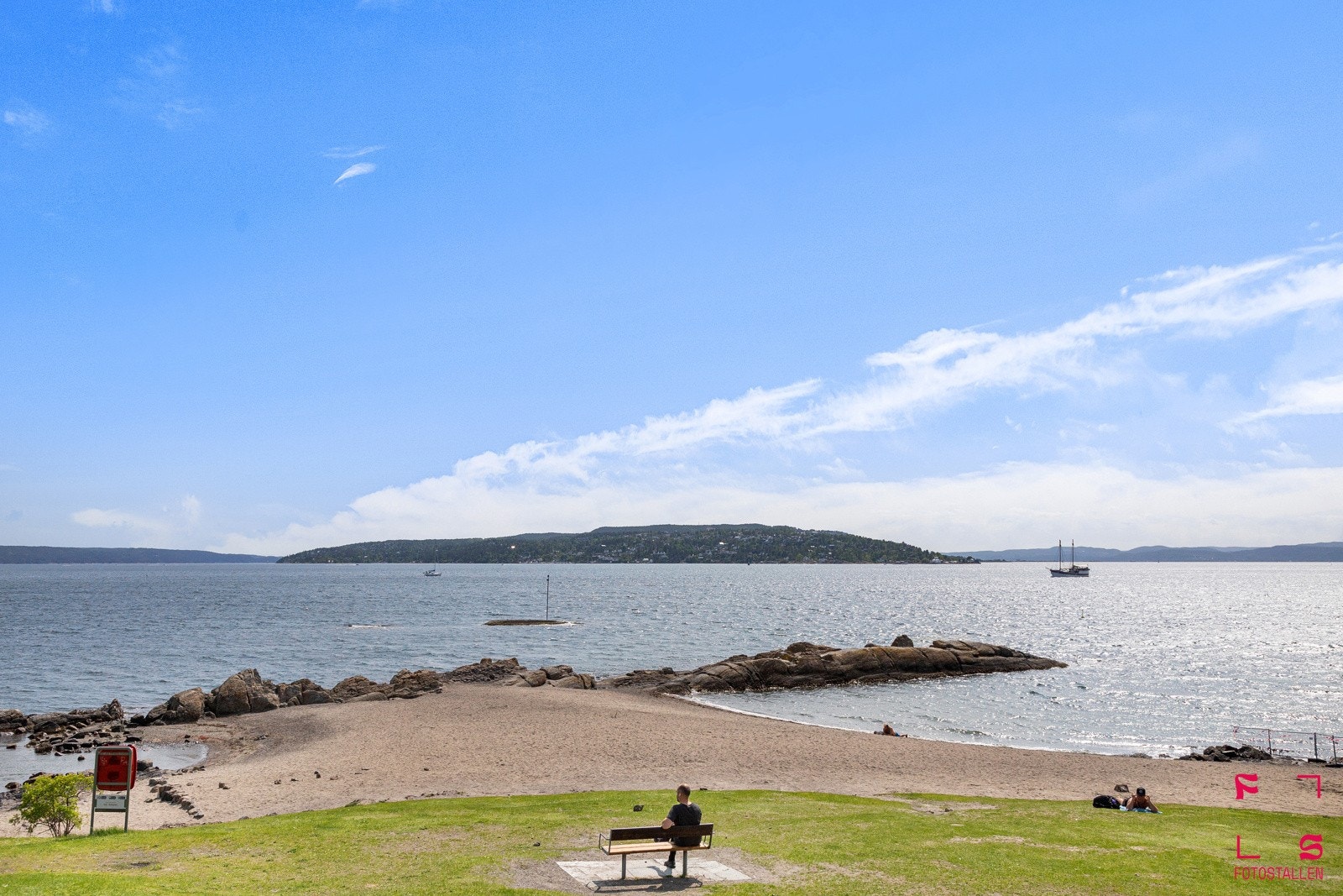 Gå eller ta buss ut til Bygdøy og nyt varme sommerdager. Galleribilde