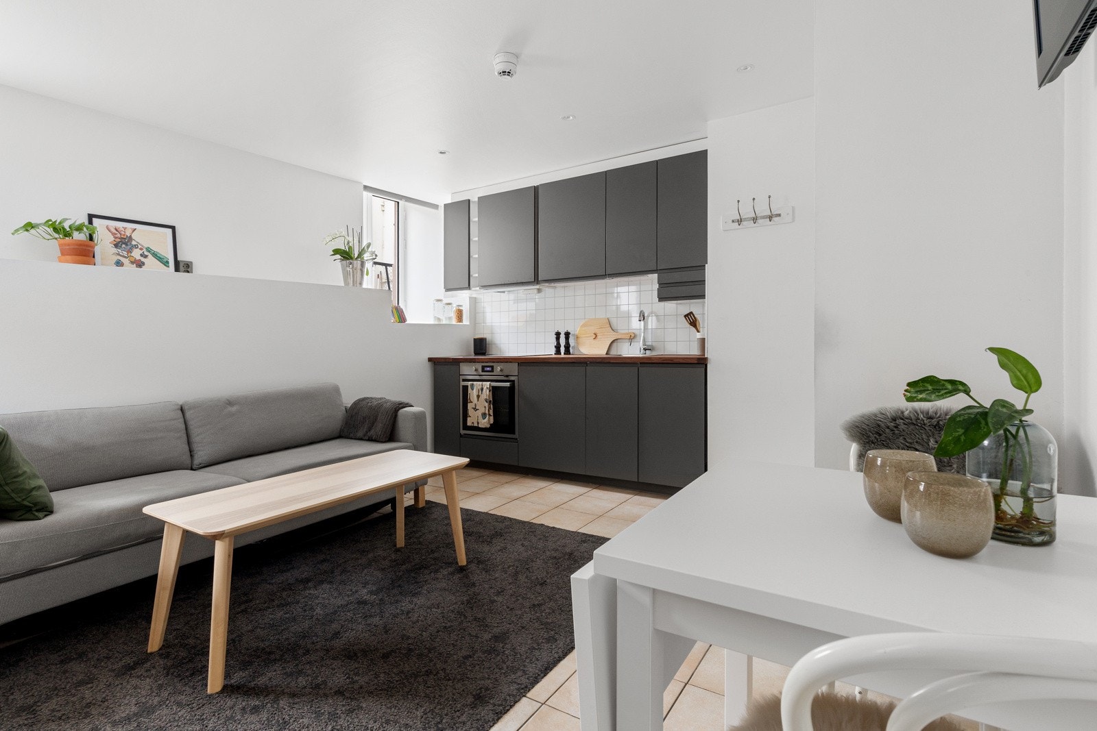 Kjøkkeninnredning fra 2021 med oppbevaringsmuligheter i over- og underskap. Galleribilde