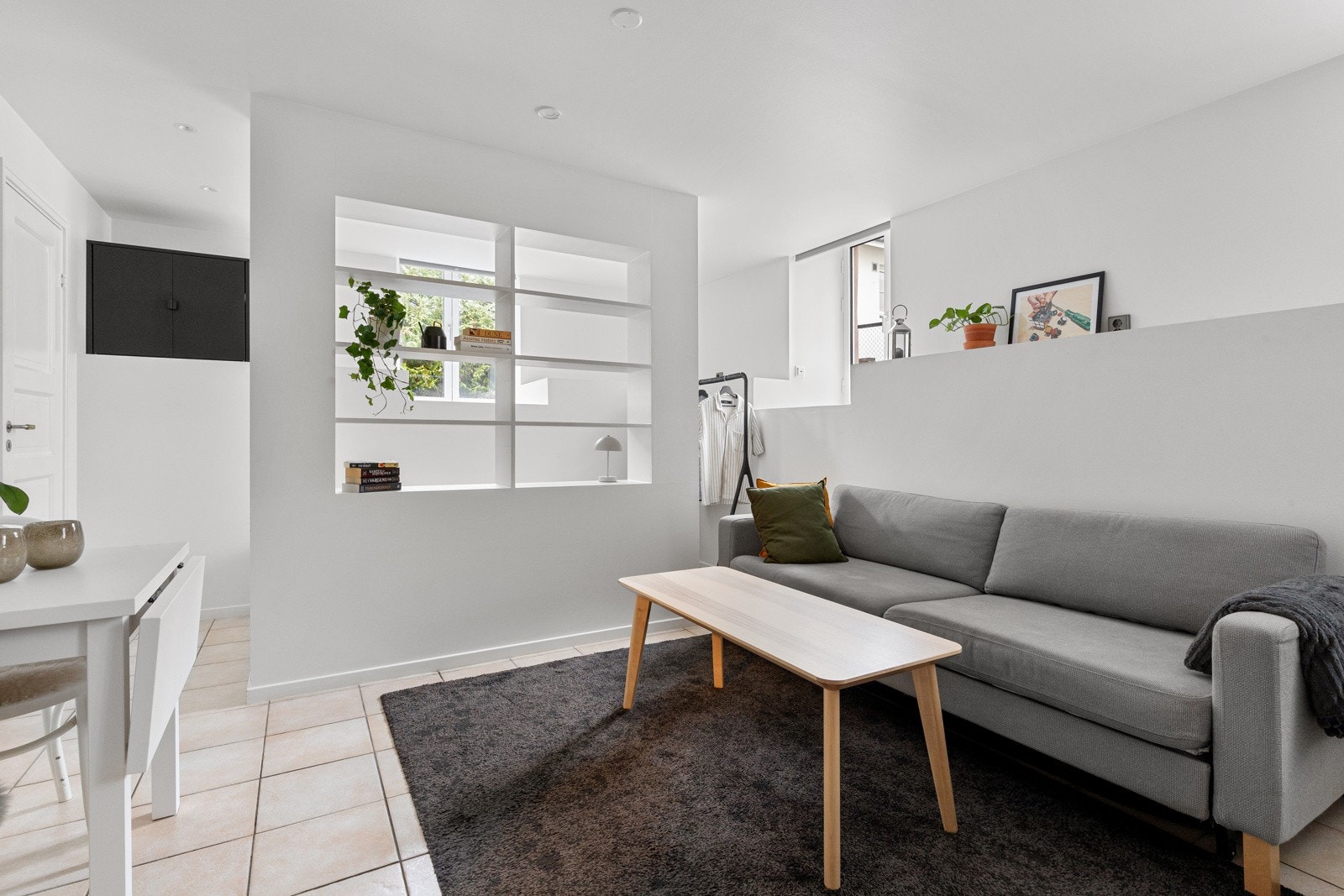 Stue med plass til å innrede med sofahjørne og spiseplass. Galleribilde