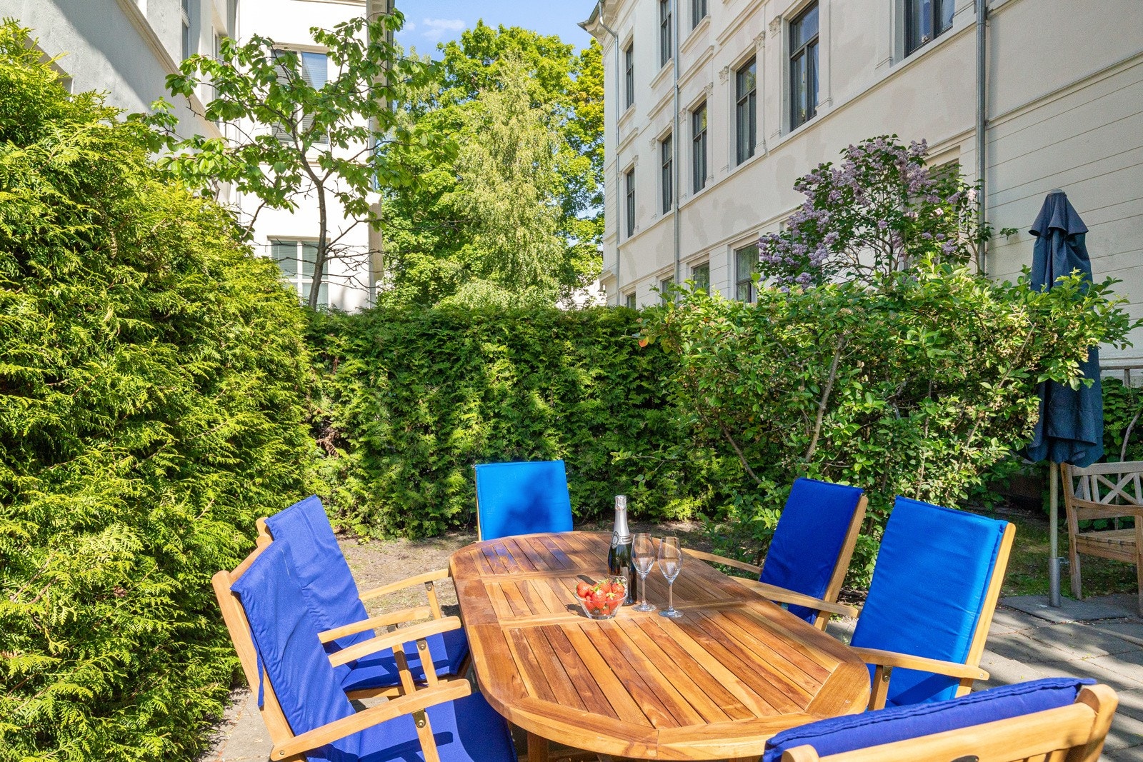 Flere sittegrupper og benker for å nyte uterommet i bakhagen. Galleribilde