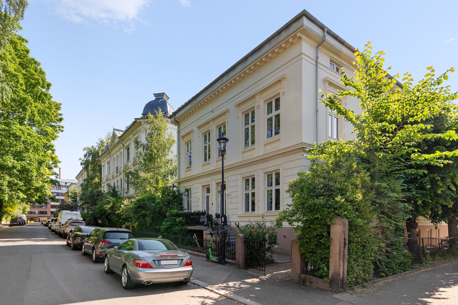 Flott, klassisk bygg et steinkast fra Slottsparken. Galleribilde