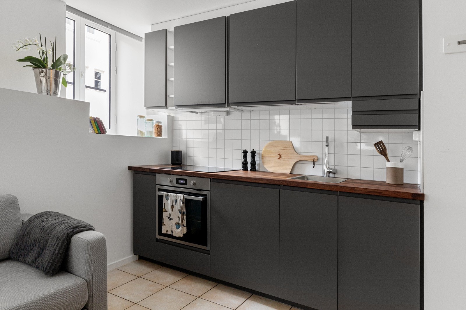 Induksjonstopp og stekeovn, oppvaskmaskin og kjøleskap er integrert i innredningen. Galleribilde