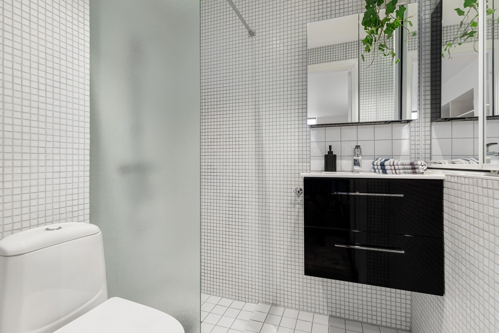 Baderommet som er oppgradert med nye sanitærinnstalasjoner og inventar fra 2021. Galleribilde