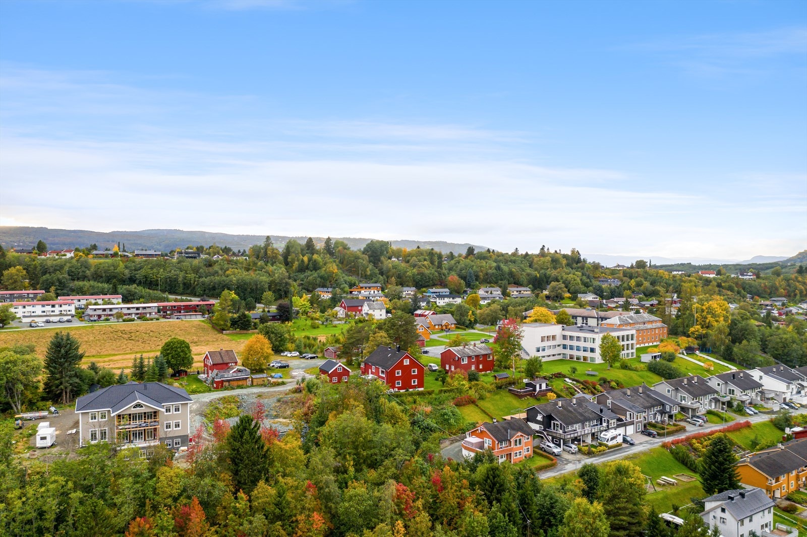 Fra eiendommen er det kort vei til barneskole, Gimse ungdomsskole, Melhus videregående skole Galleribilde