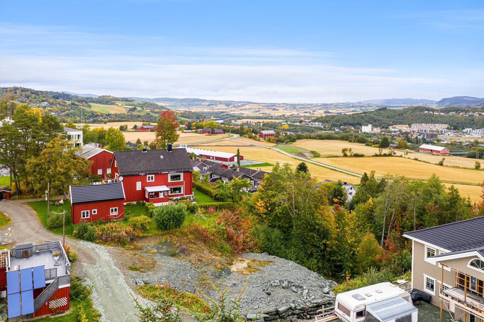 Melhus sentrum ligger i kort avstand fra eiendommen, og der vil du finne diverse servicetilbud Galleribilde