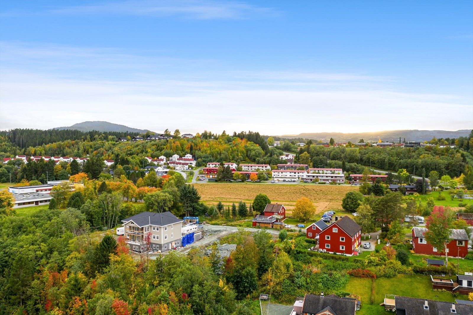 Melhushallen, Bankhallen, Gruva fotballarena ligger i nærheten, og i området er det også lekeplasser for barna Galleribilde