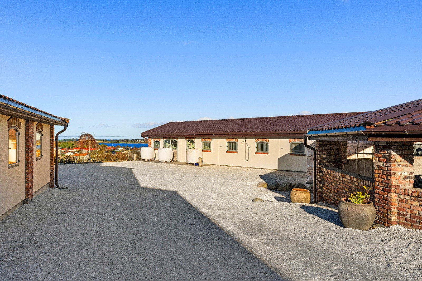 Gårdsrom mellom staller Galleribilde