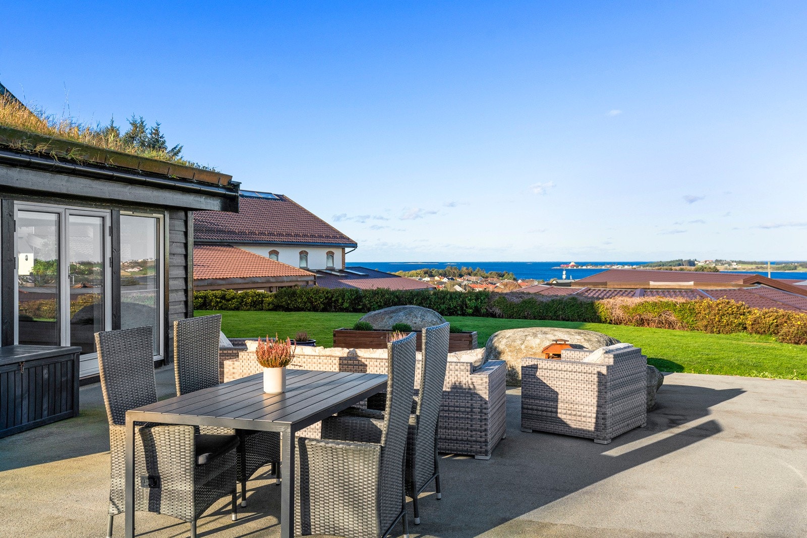 Terrasse med gode solforhold og utsikt Galleribilde