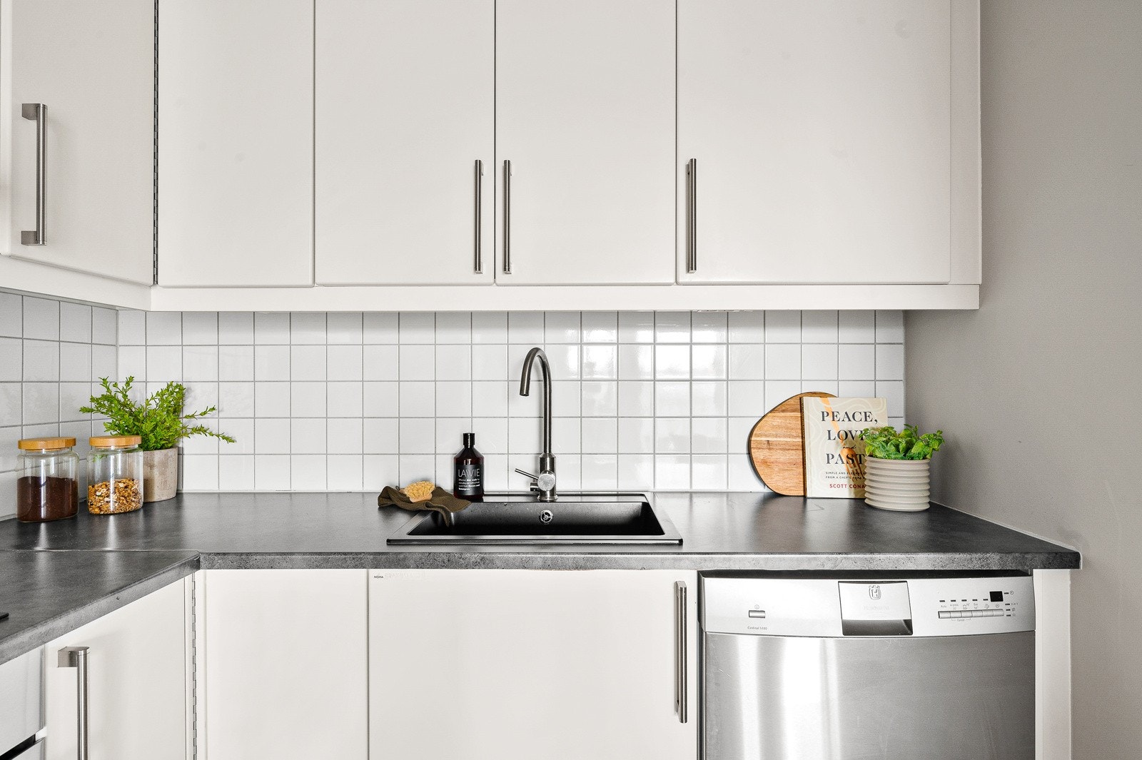 Hvitevarene på kjøkkenet vil følge, så det slipper du å kjøpe før du flytter inn. Galleribilde