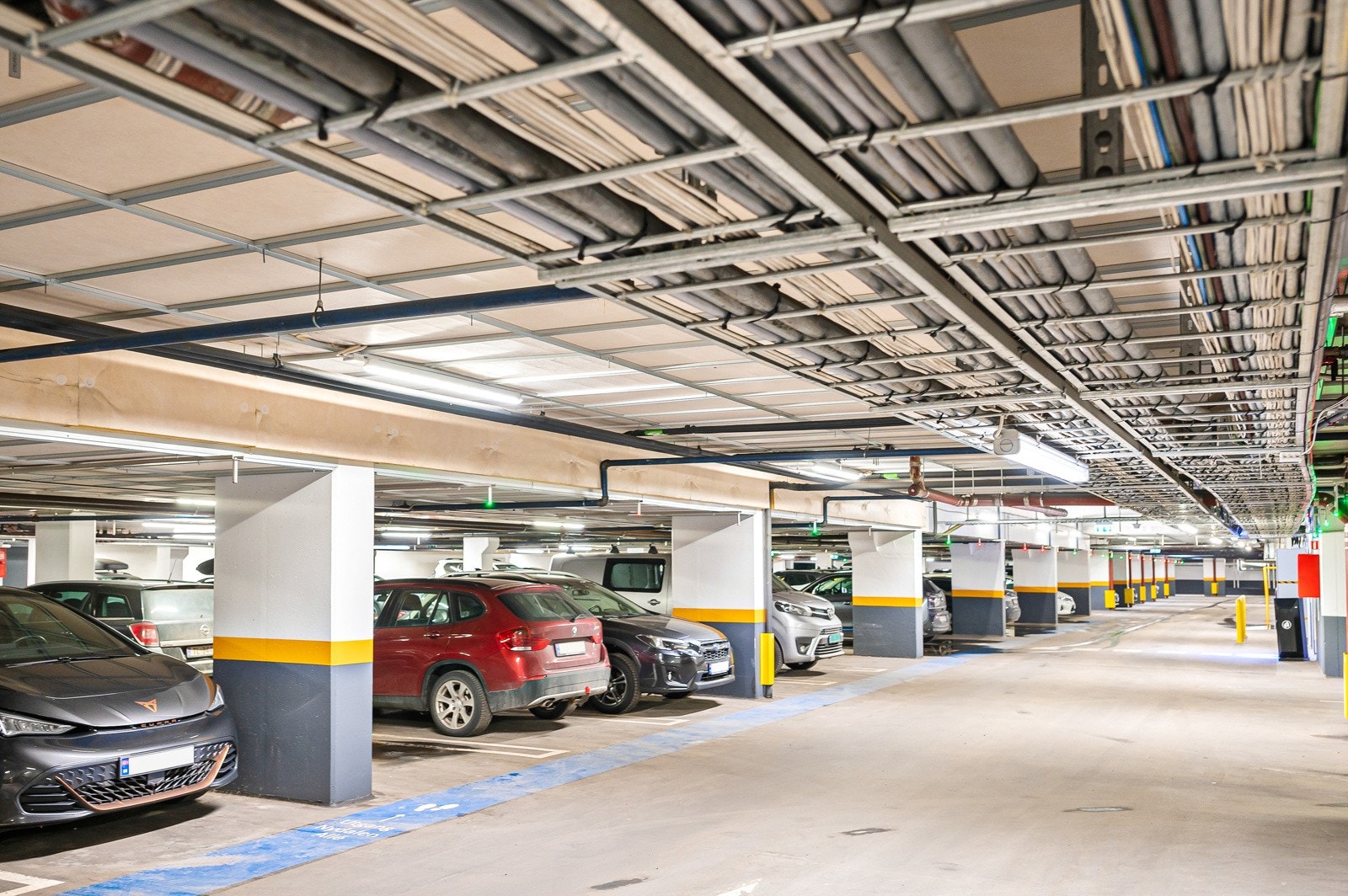 Trenger du parkeringsplass? Det er mulighet for å leie parkeringsplass. Det medfølger også 1 bod i underetasjen på 5 kvm. Galleribilde