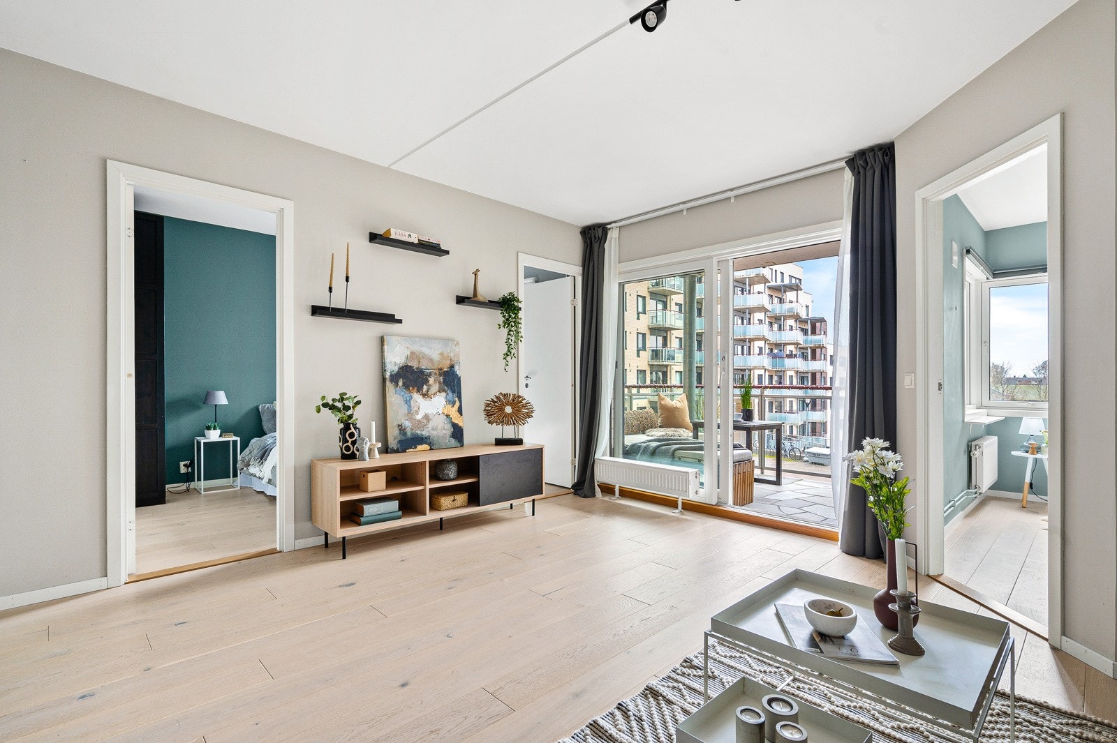 Vel inne i leiligheten! Stuen er lys og romslig, hvor du enkelt kan møblere etter egne behov. Galleribilde