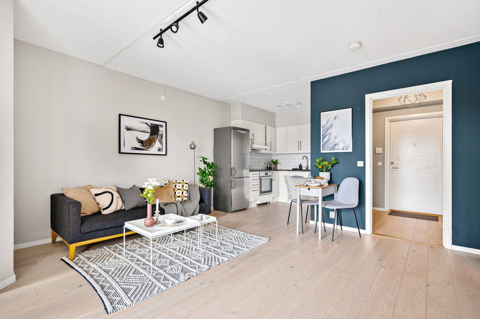 Du har kanskje hørt om at det å ha en åpen stue/kjøkkenløsning er sosialt? Det er det virkelig! Underhold gjestene samtidig som du kokkelerer. Galleribilde