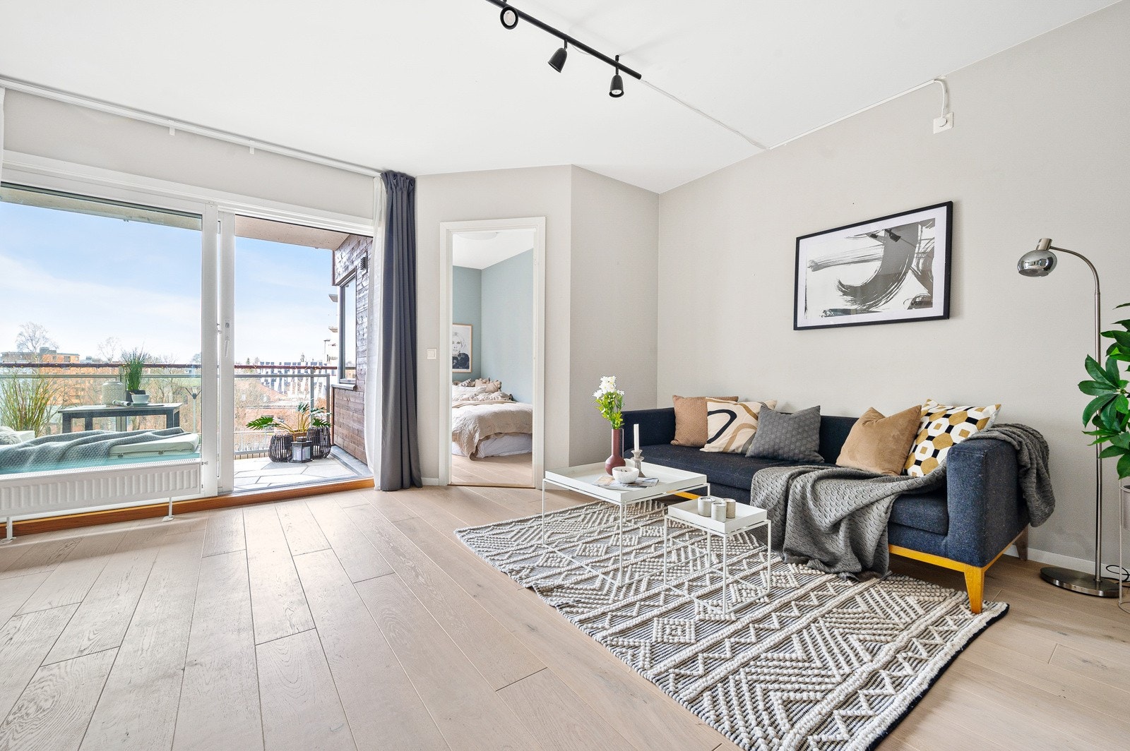 Leiligheten har flere praktiske og gode kvaliteter, herunder to soverom på hver sin side av stuen. Galleribilde