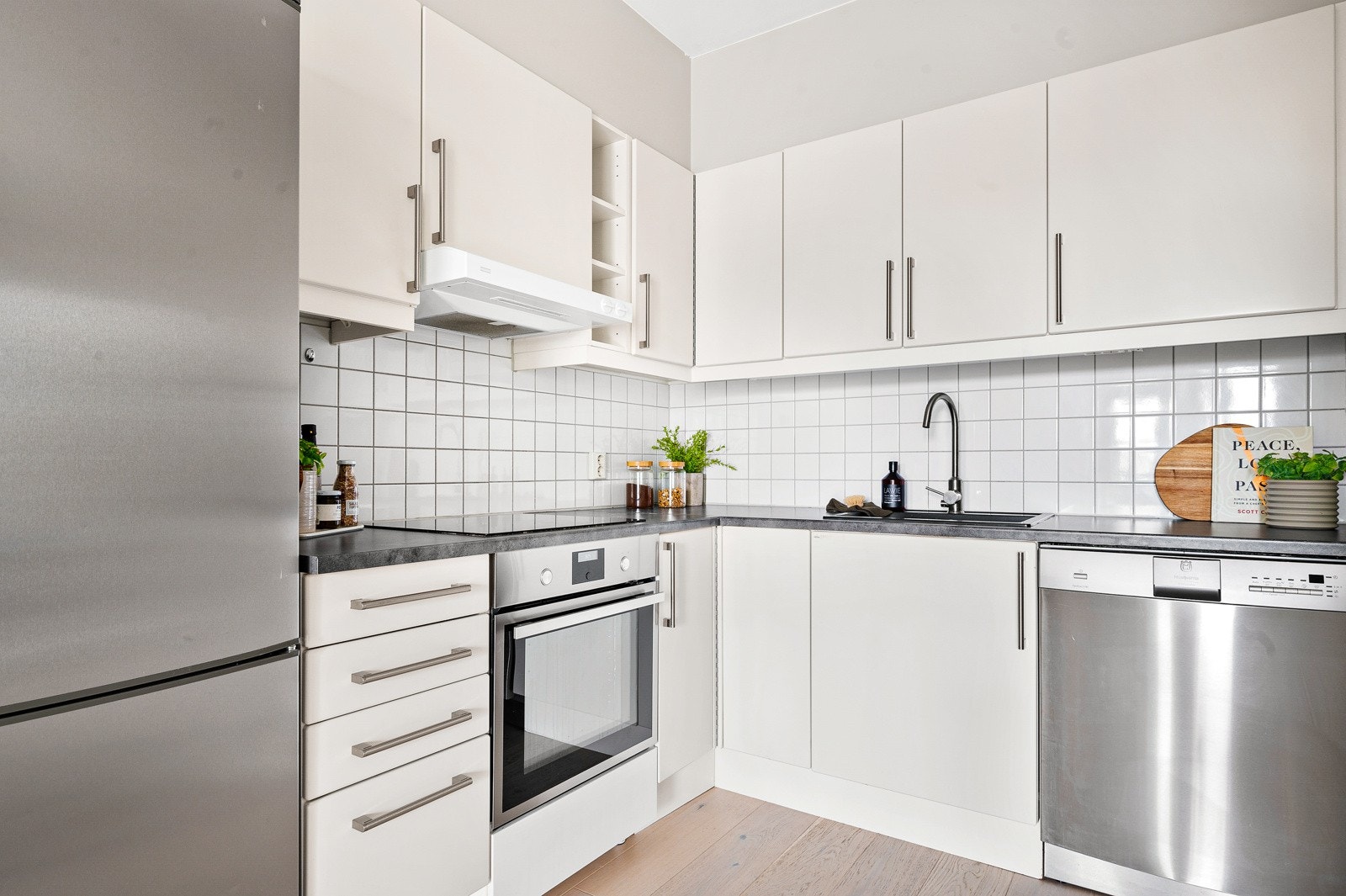 Kjøkkenet er praktisk plassert i et hjørne av stuen, hvor du har rikelig med skap- og benkeplass. Galleribilde