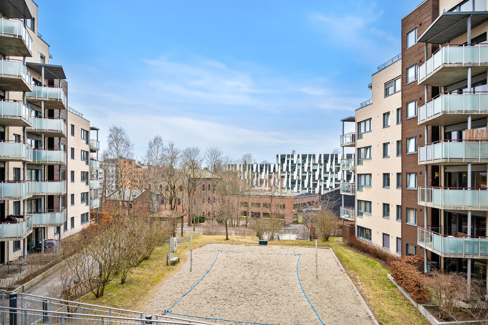 Selv om du bor i et relativt godt utbygget område, har du en perfekt beliggenhet "midt i mellom" med fri utsikt! Galleribilde