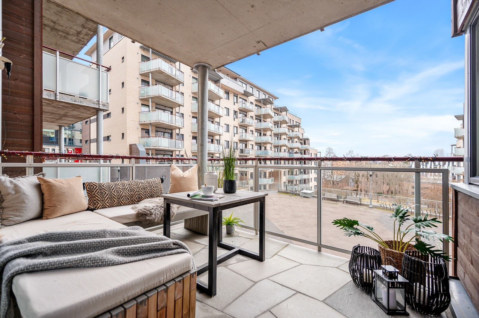 Er du på utkikk etter en moderne leilighet i et nyere bygg? Hva med Akerselva som nærmeste nabo? To gode soverom og masse sol? Galleribilde