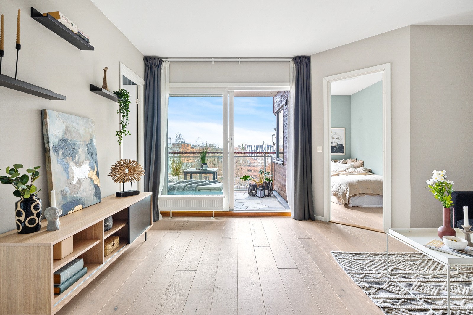 Med store vindusflater og skyvedør vil balkongen være en fin forlengelse av stuen. Galleribilde