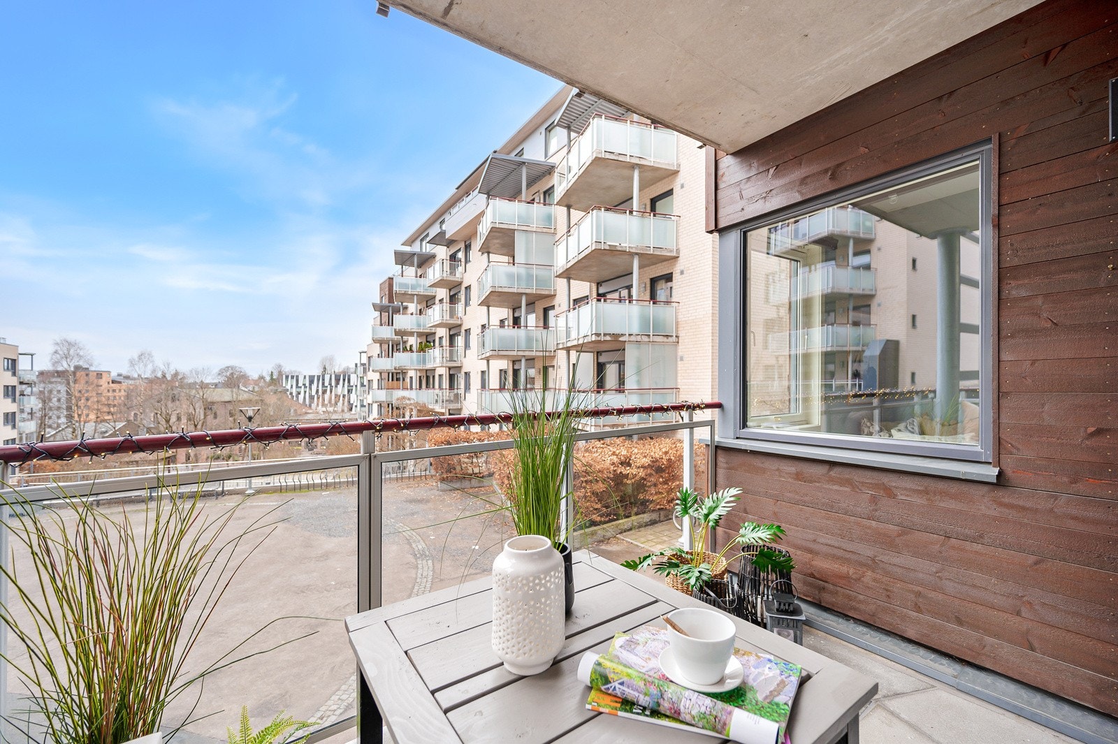 Her får du rikelig med plass til hyggelig sittegruppe og du har plass til grill. Galleribilde