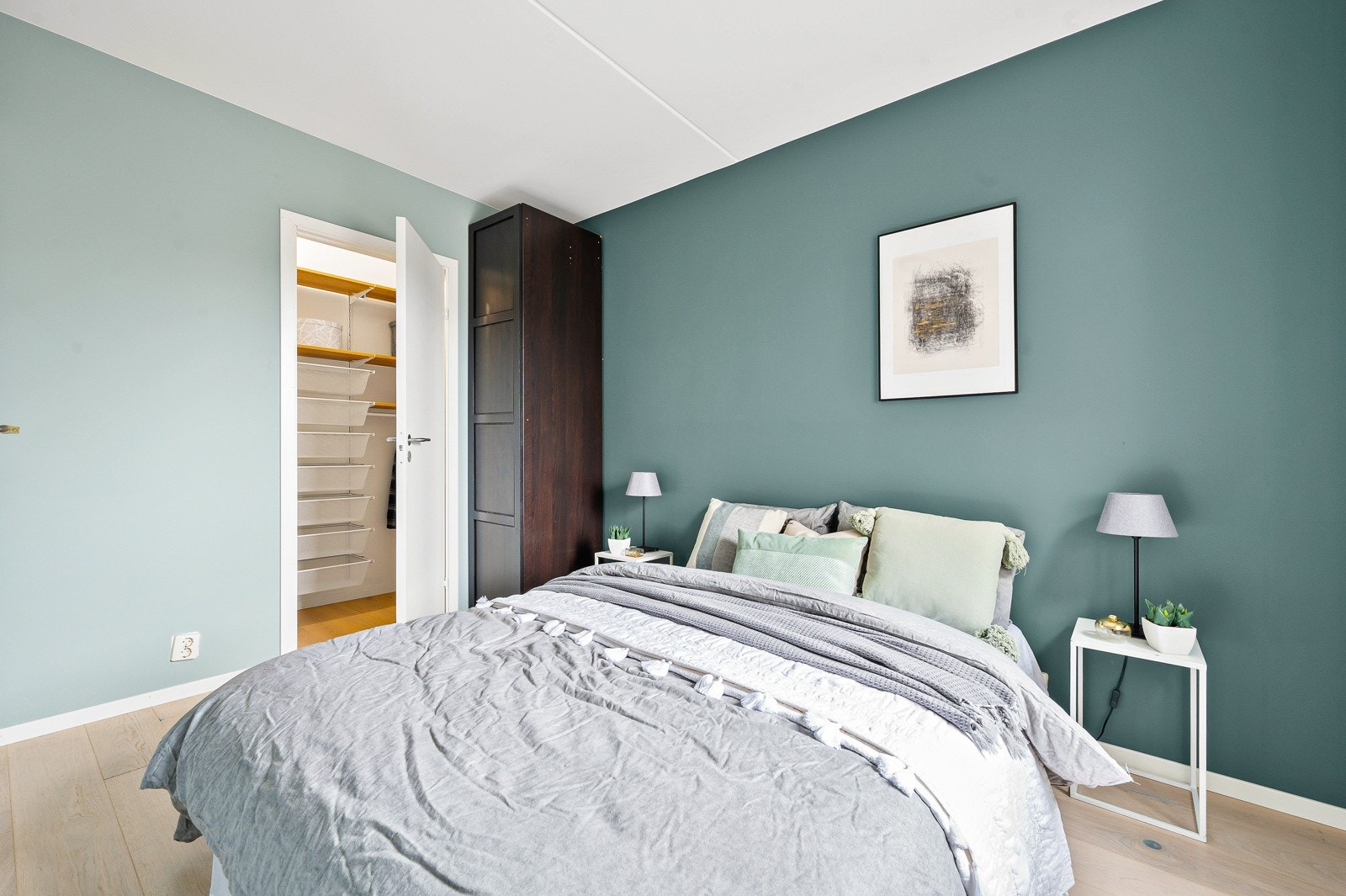 Leilighetens hovedsoverom er det største, hvor du har plass til stor dobbeltseng. Galleribilde