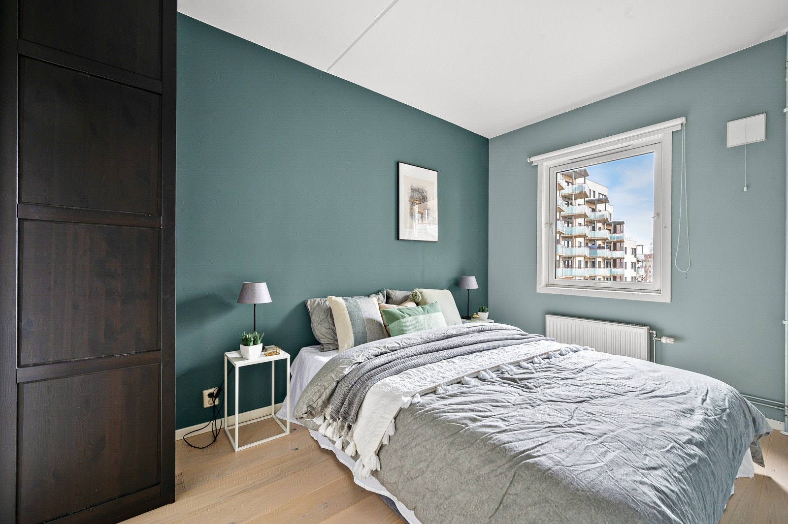 Begge soverommene vender inn mot bakgården, noe som gir deg et godt utgangspunkt for en god nattesøvn. Galleribilde