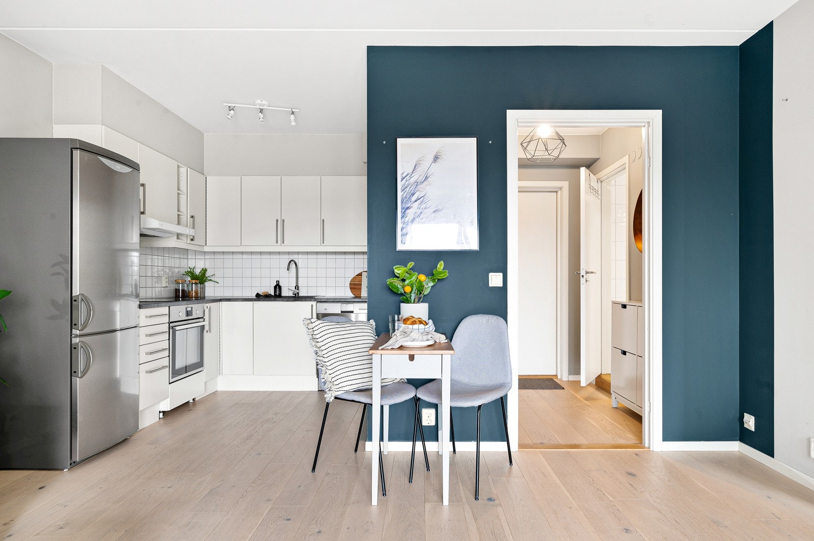 Selv om leiligheten i dag er innredet med et lite spisebord, vil du kunne innrede med et større spisebord slik at du får plass til alle gjestene dine. Galleribilde