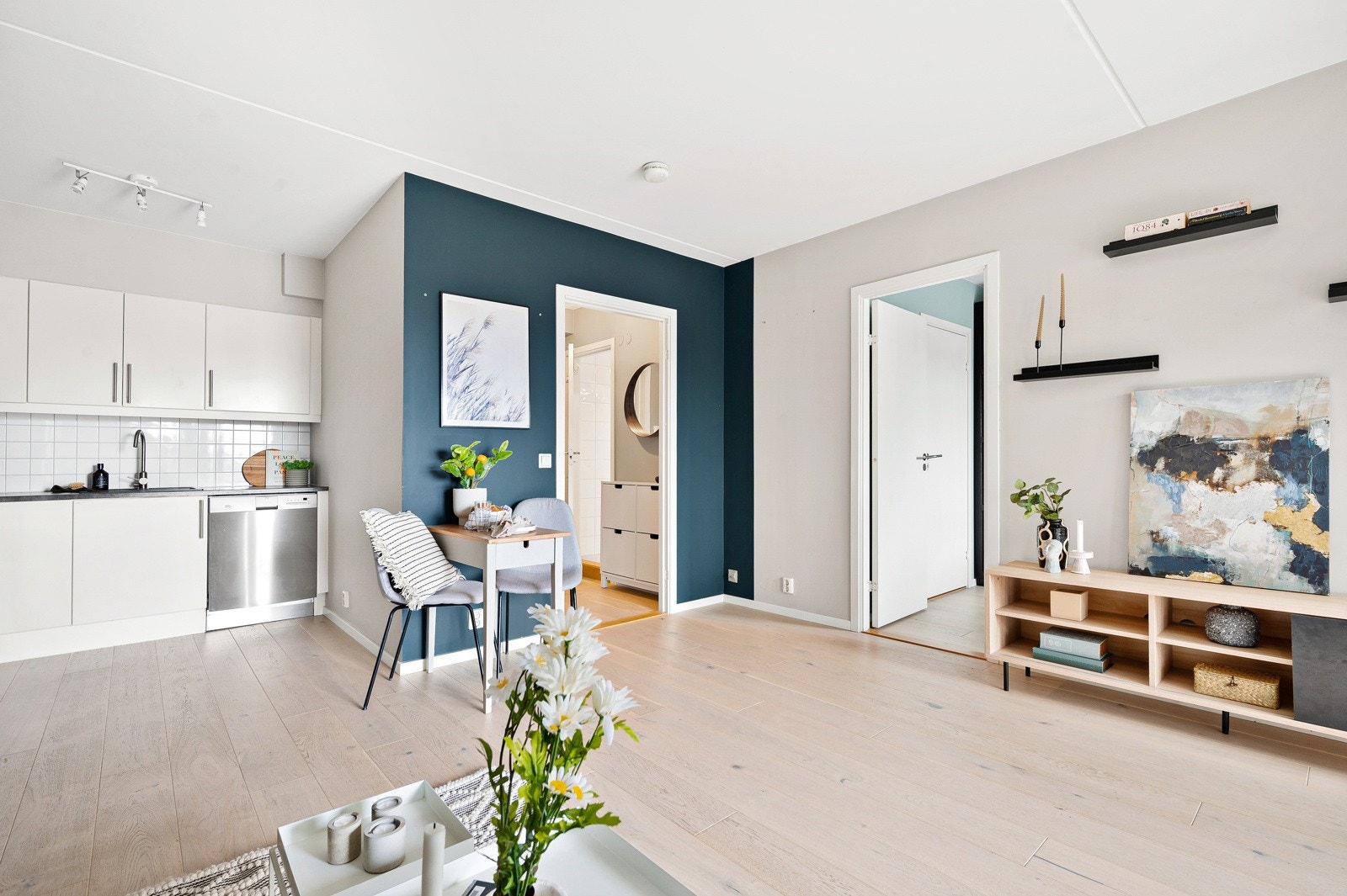 Det å ha varmtvann og fyring inkl. i felleskostnadene gjør at strømkostnadene holdes nede. Tv- og internett er forøvrig også inkludert. Galleribilde