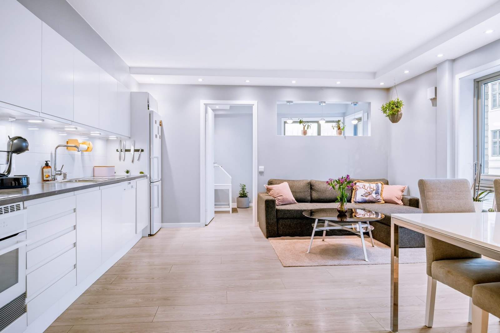 Velfungerende åpen kjøkkenløsning til stuen Galleribilde