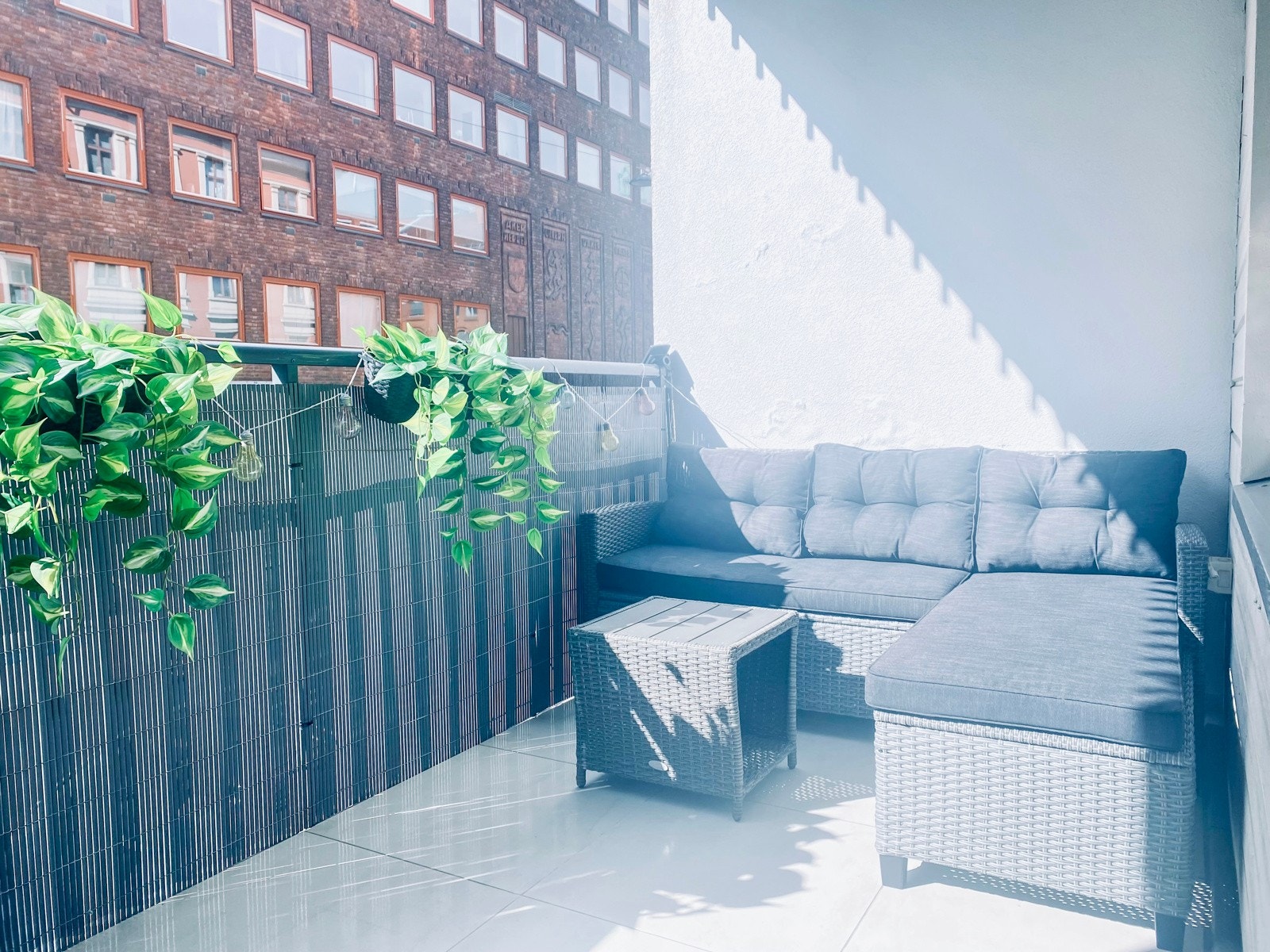 Romslig sydvestvendt balkong på 7 kvm med plass til ønsket utemøblement Galleribilde