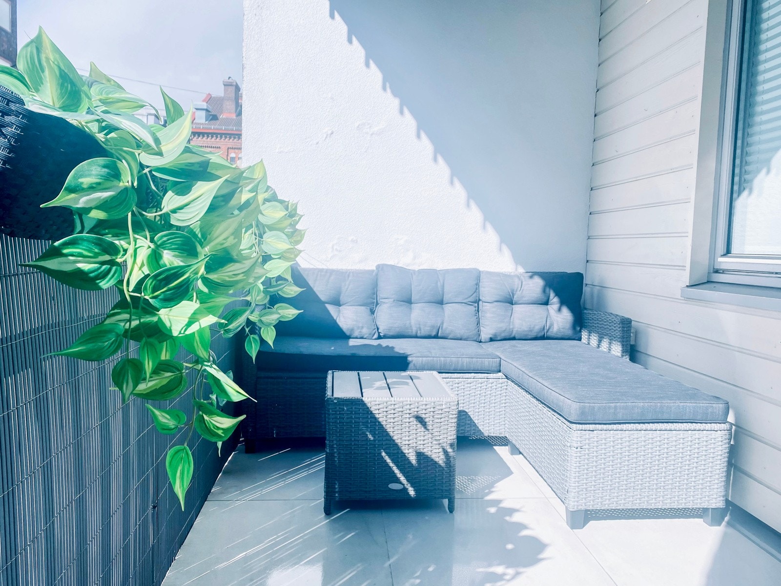 Romslig sydvestvendt balkong på 7 kvm med plass til ønsket utemøblement Galleribilde