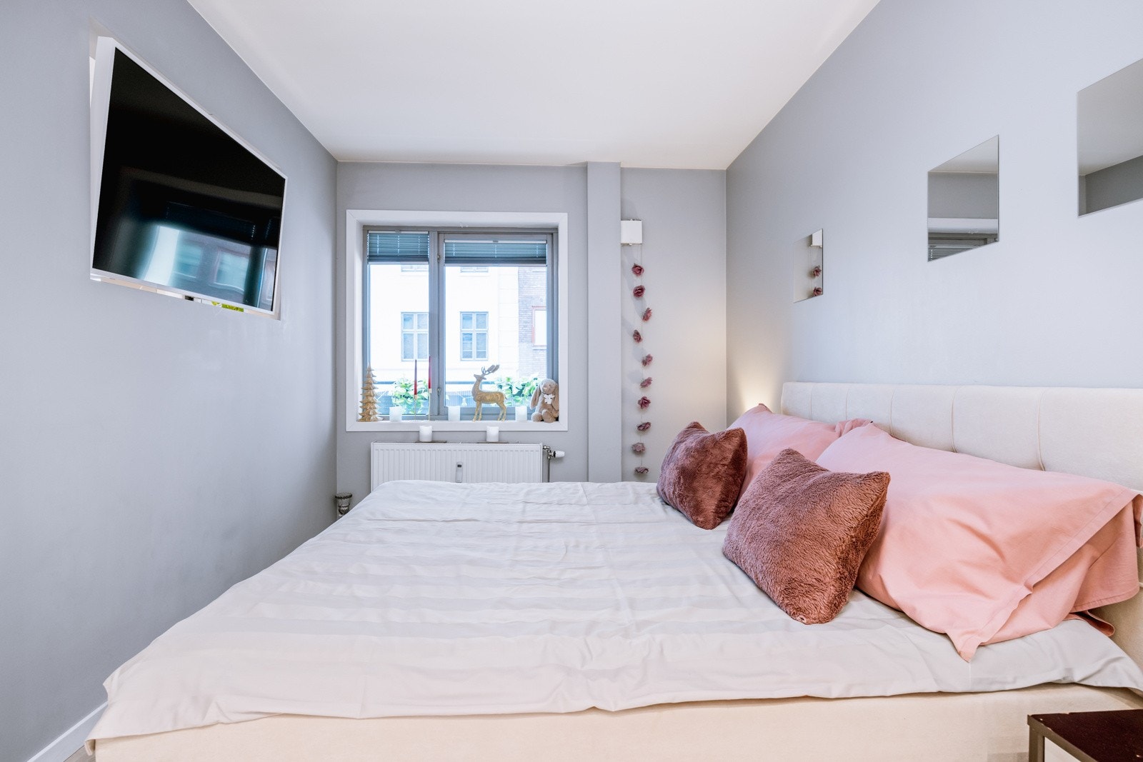 Soverom II: Plass til dobbeltseng, nattbord og garderobe Galleribilde