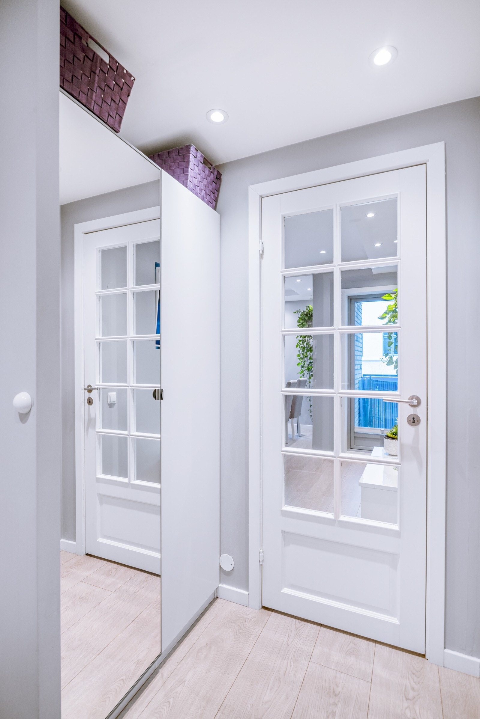 Lys og innbydende entré med god oppbevaringsplass i garderobe Galleribilde