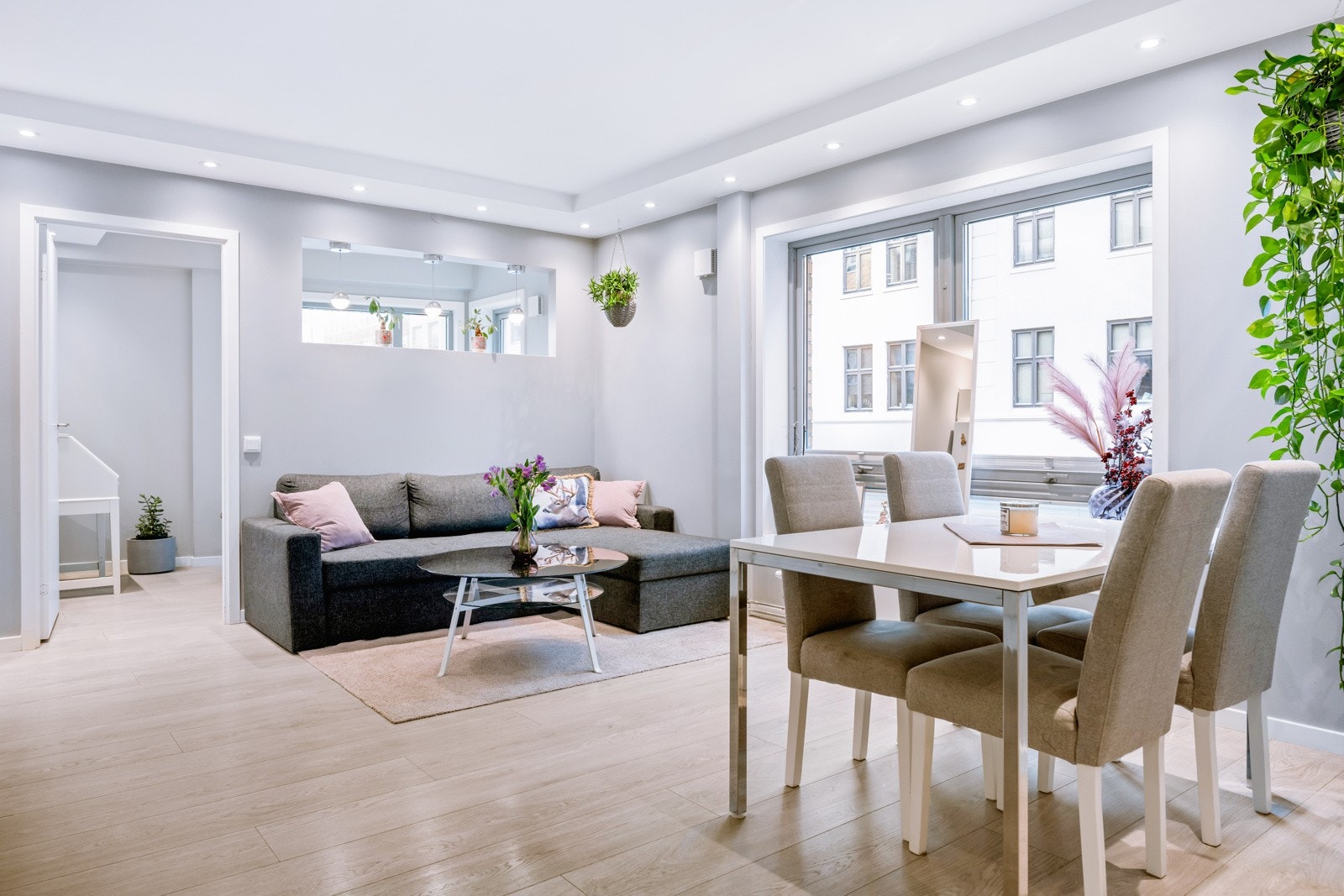 God plass til sofagruppe, spisebord og annet ønsket møblement Galleribilde