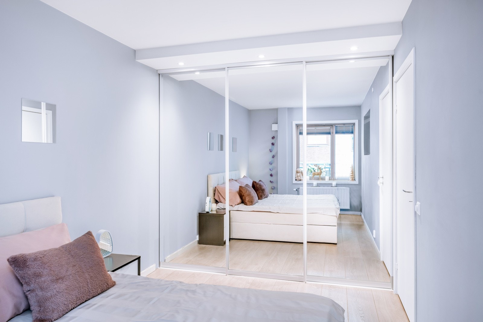 Soverom II: God oppbevaringsplass i skyvedørsgarderobe Galleribilde