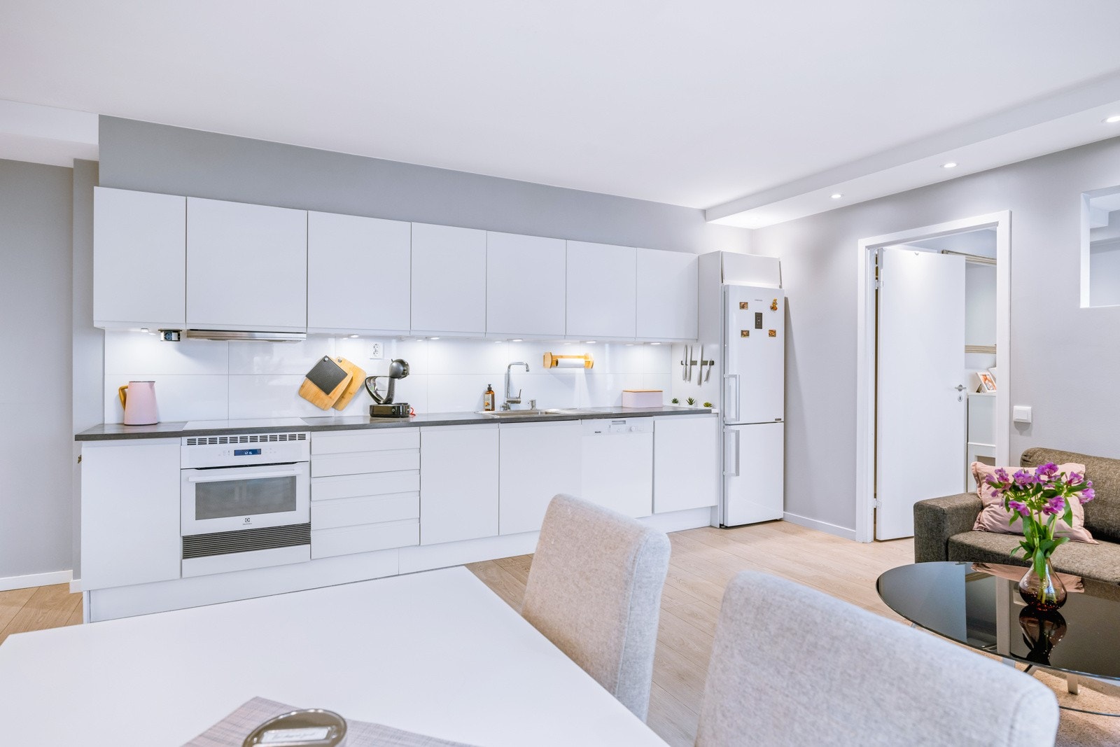 Integrerte hvitevarer i kjøkken Galleribilde